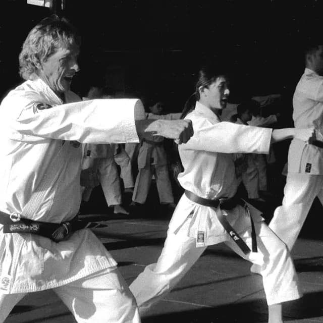 Sensei e aluno em kihon